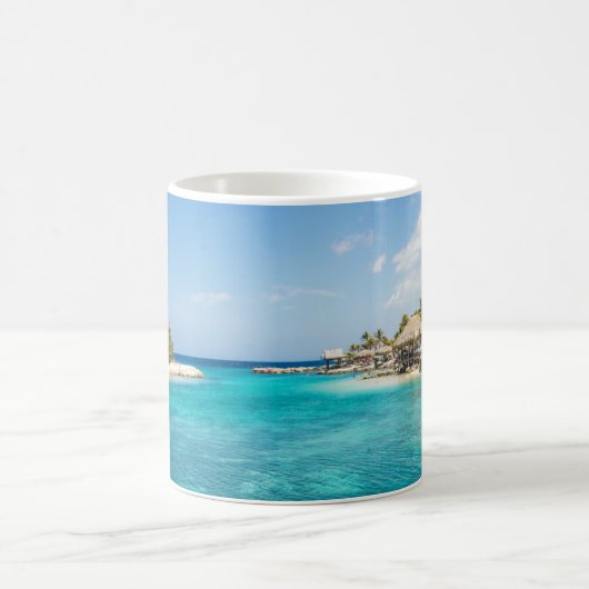 Landschaftlicher tropischer Strand mit Foto aus St Kaffeetasse (Mittel)