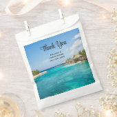 Landschaftlicher tropischer Strand mit strohgedeck Geschenktütchen (Ausgeschnitten)