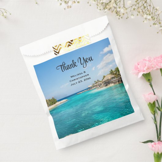 Landschaftlicher tropischer Strand mit strohgedeck Geschenktütchen (Versiegelt)