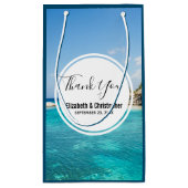 Landschaftlicher tropischer Strand mit strohgedeck Kleine Geschenktüte (Rückseite)