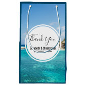 Landschaftlicher tropischer Strand mit strohgedeck Kleine Geschenktüte (Vorderseite)