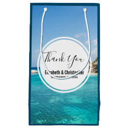 Landschaftlicher tropischer Strand mit strohgedeck Kleine Geschenktüte