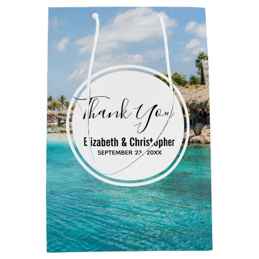 Landschaftlicher tropischer Strand mit strohgedeck Mittlere Geschenktüte (Vorderseite)