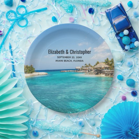 Landschaftlicher tropischer Strand mit strohgedeck Pappteller (Party)