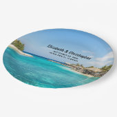 Landschaftlicher tropischer Strand mit strohgedeck Pappteller (Schrägansicht)