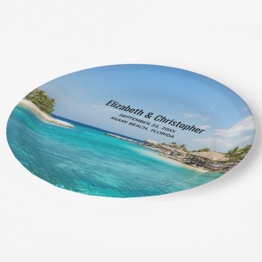 Landschaftlicher tropischer Strand mit strohgedeck Pappteller (Schrägansicht)