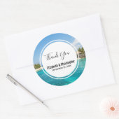 Landschaftlicher tropischer Strand mit strohgedeck Runder Aufkleber (Umschlag)