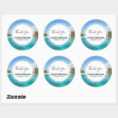 Landschaftlicher tropischer Strand mit strohgedeck Runder Aufkleber (Blatt)