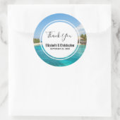 Landschaftlicher tropischer Strand mit strohgedeck Runder Aufkleber (Tasche)