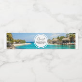 Landschaftlicher tropischer Strand mit strohgedeck Wasserflaschenetikett (Einzelnes Label)