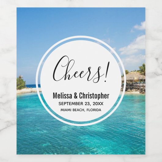 Landschaftlicher tropischer Strand mit strohgedeck Weinetikett (Einzelnes Label)