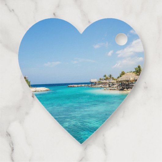 Landschaftlicher tropischer Strand mit Strohhütten Geschenkanhänger (Rückseite)