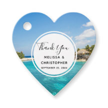 Landschaftlicher tropischer Strand mit Strohhütten