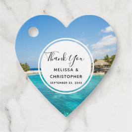 Landschaftlicher tropischer Strand mit Strohhütten Geschenkanhänger