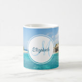 Landschaftlicher tropischer Strand mit Strohhütten Kaffeetasse (Mittel)