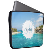 Landschaftlicher tropischer Strand mit Strohhütten Laptopschutzhülle (Vorne Rechts)