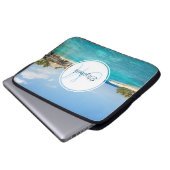 Landschaftlicher tropischer Strand mit Strohhütten Laptopschutzhülle (Vorne Knopf)