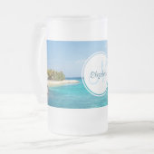 Landschaftlicher tropischer Strand mit Strohhütten Mattglas Bierglas (Vorderseite Links)