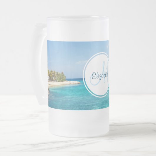 Landschaftlicher tropischer Strand mit Strohhütten Mattglas Bierglas (Vorderseite Links)