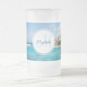 Landschaftlicher tropischer Strand mit Strohhütten Mattglas Bierglas (Mittel)