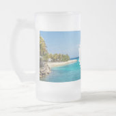 Landschaftlicher tropischer Strand mit Strohhütten Mattglas Bierglas (Links)