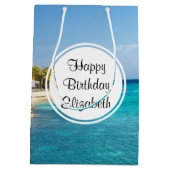 Landschaftlicher tropischer Strand mit Strohhütten Mittlere Geschenktüte (Rückseite)