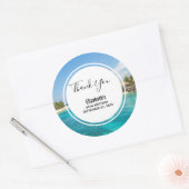 Landschaftlicher tropischer Strand mit Strohhütten Runder Aufkleber (Umschlag)