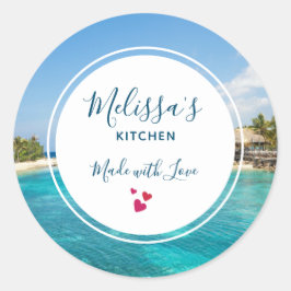 Landschaftlicher tropischer Strand mit Strohhütten Runder Aufkleber