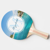 Landschaftlicher tropischer Strand mit Strohhütten Tischtennis Schläger (Seitenansicht)