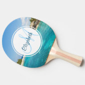 Landschaftlicher tropischer Strand mit Strohhütten Tischtennis Schläger (Seitenansicht)