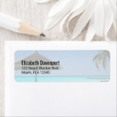 Landschaftlicher tropischer Strand mit Strohschirm (Insitu)