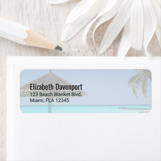 Landschaftlicher tropischer Strand mit Strohschirm (Insitu)