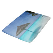 Landschaftlicher tropischer Strand mit Strohschirm Badematte (Schrägansicht)