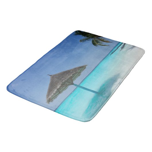 Landschaftlicher tropischer Strand mit Strohschirm Badematte (Schrägansicht)