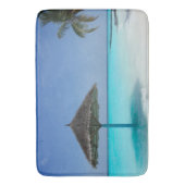 Landschaftlicher tropischer Strand mit Strohschirm Badematte (Vorderseite Vertikal)