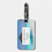 Landschaftlicher tropischer Strand mit Strohschirm Gepäckanhänger (Rückseite vertikal)