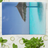 Landschaftlicher tropischer Strand mit Strohschirm Geschirrtuch (Gefaltet)