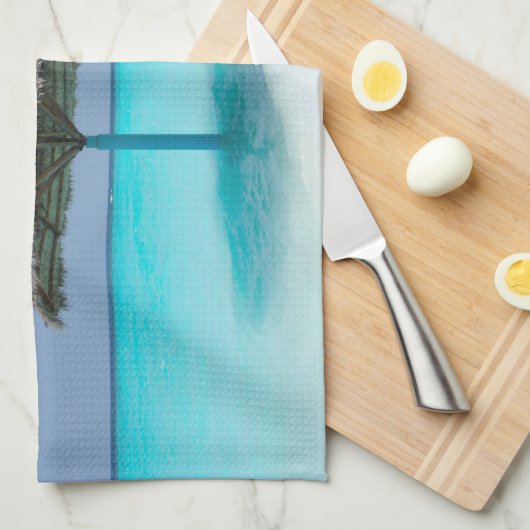 Landschaftlicher tropischer Strand mit Strohschirm Geschirrtuch (Viertel Falte)