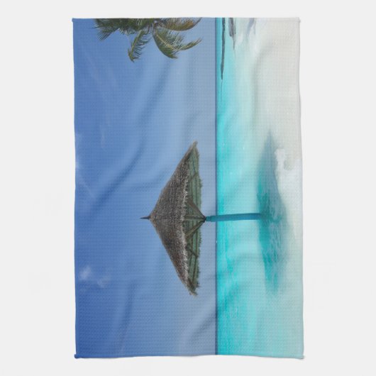 Landschaftlicher tropischer Strand mit Strohschirm Geschirrtuch (Vertikal)