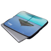 Landschaftlicher tropischer Strand mit Strohschirm Laptopschutzhülle (Vorne Knopf)