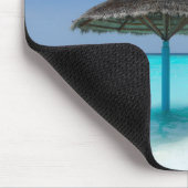 Landschaftlicher tropischer Strand mit Strohschirm Mousepad (Ecke)
