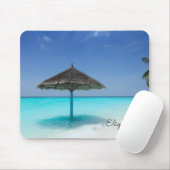 Landschaftlicher tropischer Strand mit Strohschirm Mousepad (Mit Mouse)
