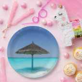 Landschaftlicher tropischer Strand mit Strohschirm Pappteller (Party)