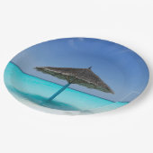 Landschaftlicher tropischer Strand mit Strohschirm Pappteller (Schrägansicht)