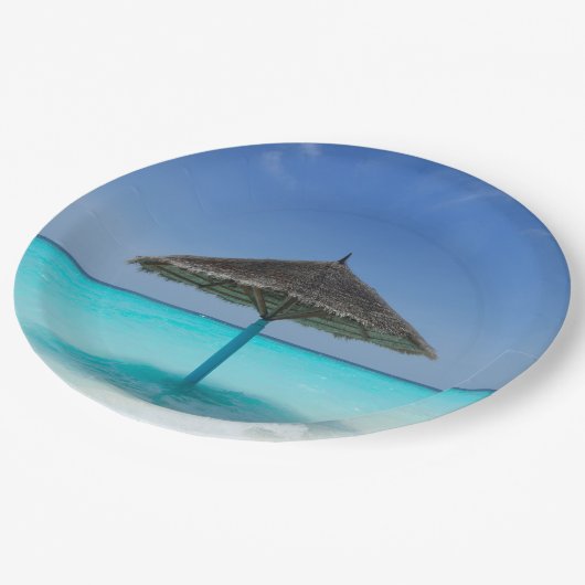 Landschaftlicher tropischer Strand mit Strohschirm Pappteller (Schrägansicht)