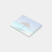 Landschaftlicher tropischer Strand mit Strohschirm Post-it Klebezettel (angewinkelt)