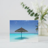 Landschaftlicher tropischer Strand mit Strohschirm Postkarte (Stehend Vorderseite)