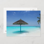Landschaftlicher tropischer Strand mit Strohschirm Postkarte (Vorne/Hinten)