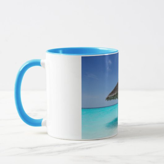 Landschaftlicher tropischer Strand mit Strohschirm Tasse (Links)