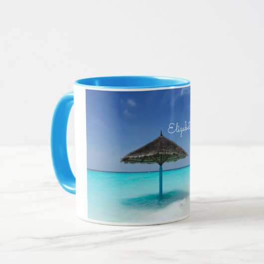 Landschaftlicher tropischer Strand mit Strohschirm Tasse (Vorderseite Links)